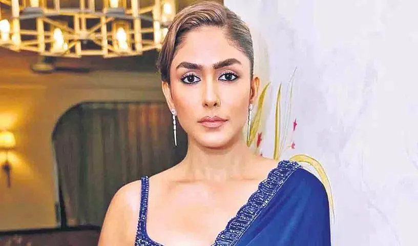 Mrunal Takhur ने ब्रेकअप की कहानी शेयर की Mrunal Takhur ने ब्रेकअप की कहानी शेयर की