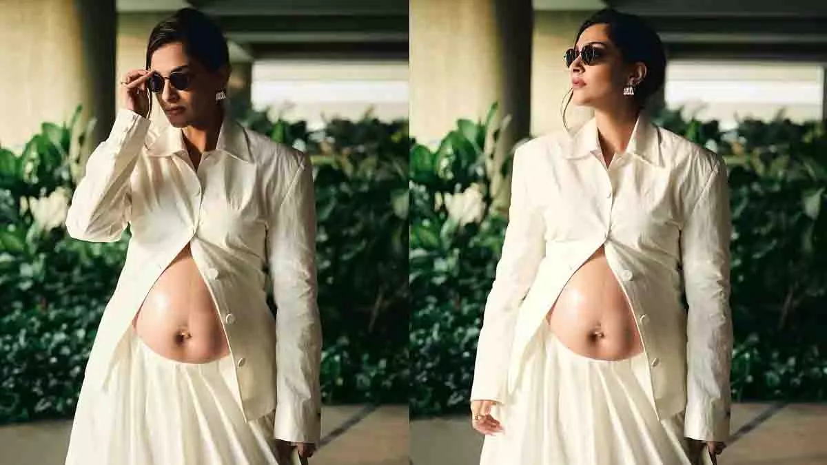 बेबी बंप के साथ Sonam कपूर का स्टाइलिश लुक, मुंबई आउटिंग में दिखीं बेबी बंप के साथ Sonam कपूर का स्टाइलिश लुक, मुंबई आउटिंग में दिखीं