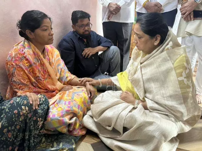 Deputy CM सुनेत्रा पवार ने जाधव परिवार को समर्थन दिया Deputy CM सुनेत्रा पवार ने जाधव परिवार को समर्थन दिया