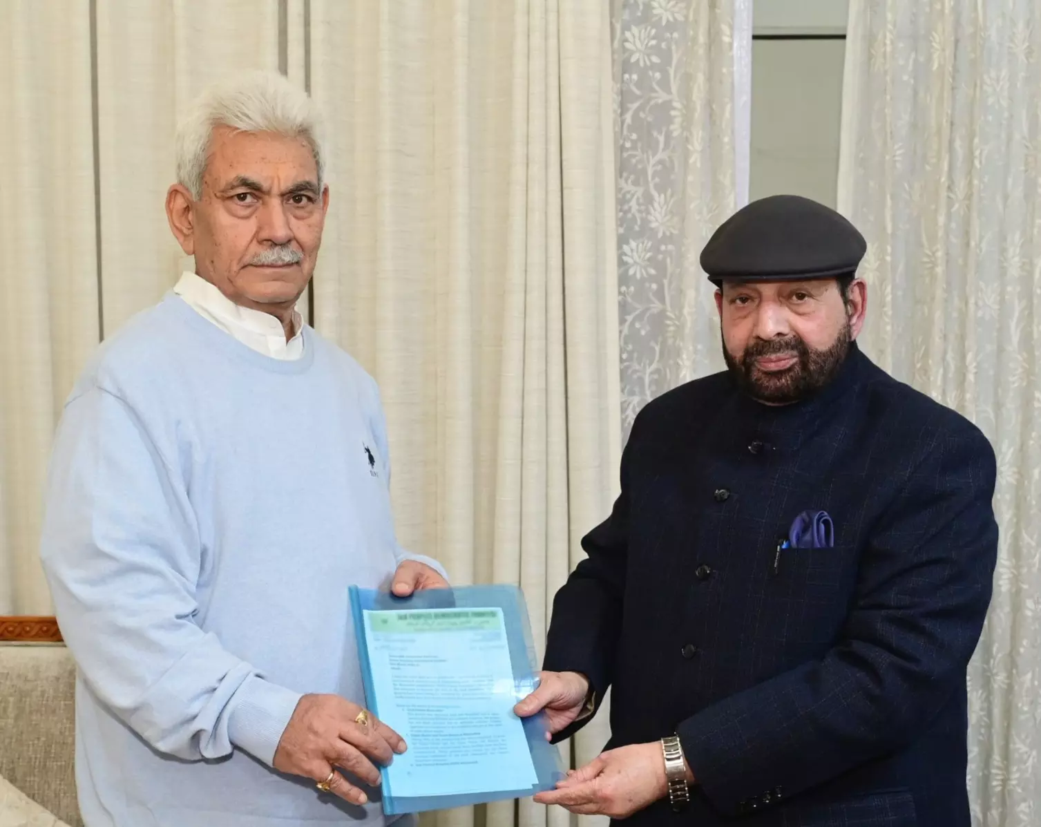 Srinagar: हकीम यासीन ने एलजी से बातचीत में रखे महत्वपूर्ण मुद्दे Srinagar: हकीम यासीन ने एलजी से बातचीत में रखे महत्वपूर्ण मुद्दे