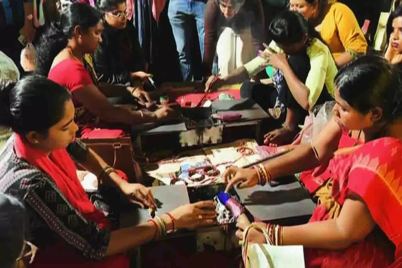Bhubaneswar आदिवासी मेला 2026: लाख की चूड़ियां बनीं मुख्य आकर्षण Bhubaneswar आदिवासी मेला 2026: लाख की चूड़ियां बनीं मुख्य आकर्षण