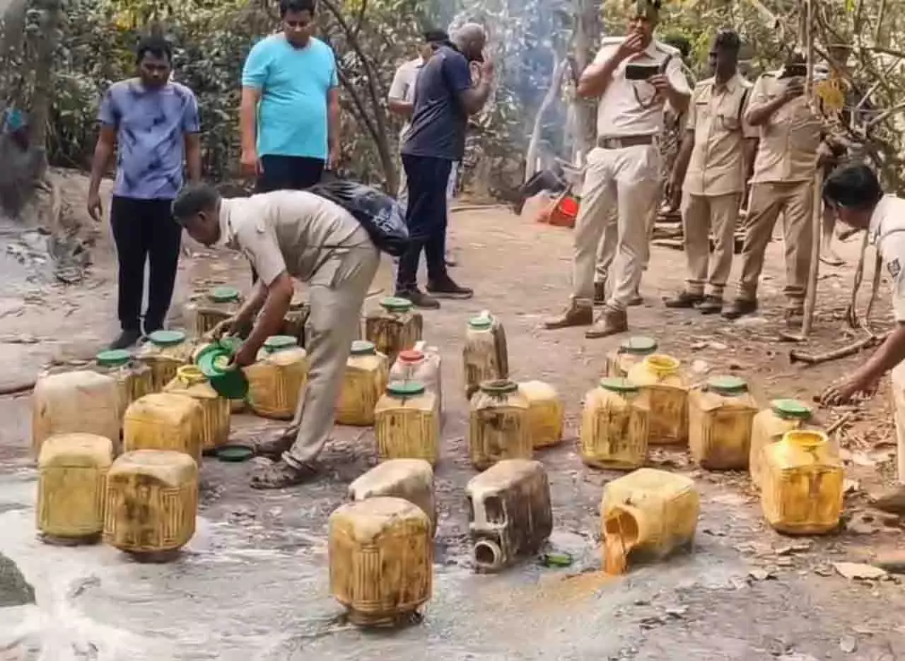 Cuttack के जंगल इलाकों में अवैध देसी शराब का कारोबार पकड़ा गया Cuttack के जंगल इलाकों में अवैध देसी शराब का कारोबार पकड़ा गया