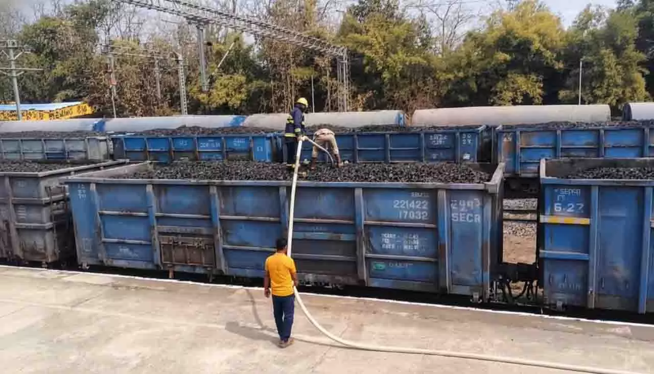 Odisha: तुरकेला रेलवे स्टेशन पर मालगाड़ी आग की चपेट में Odisha: तुरकेला रेलवे स्टेशन पर मालगाड़ी आग की चपेट में