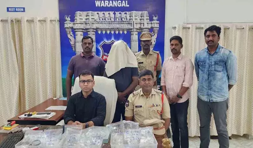 Warangal इलाके में चांदी लेकर भागे ऑटो ड्राइवर को पुलिस ने पकड़ा Warangal इलाके में चांदी लेकर भागे ऑटो ड्राइवर को पुलिस ने पकड़ा