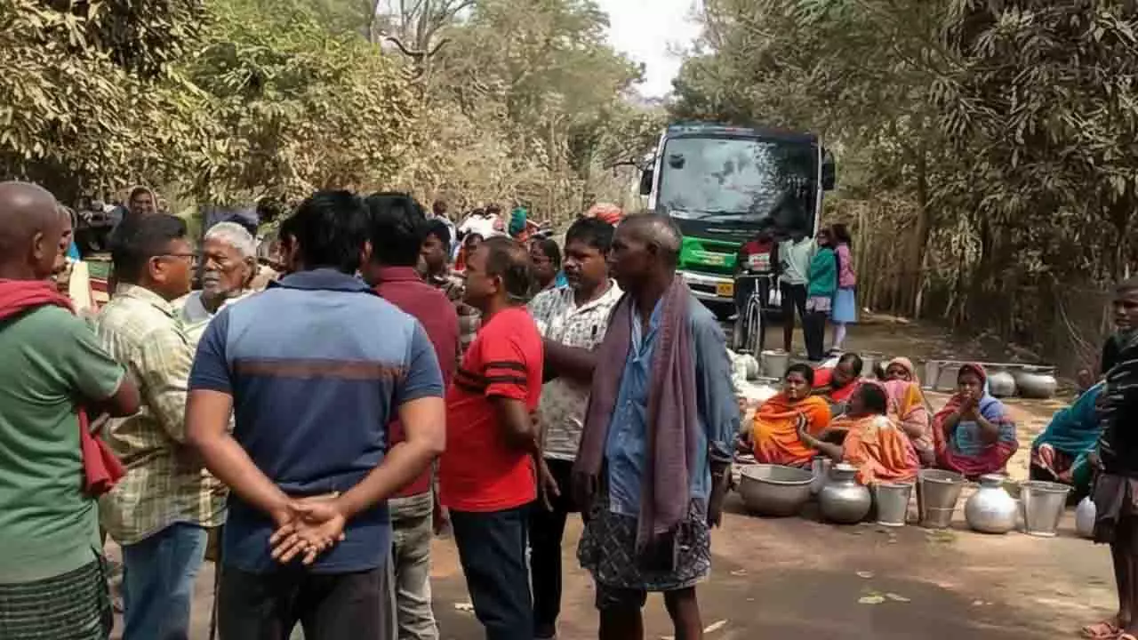 Balasore के नीलगिरी में ग्रामीणों ने पानी की कमी पर सड़क जाम किया Balasore के नीलगिरी में ग्रामीणों ने पानी की कमी पर सड़क जाम किया