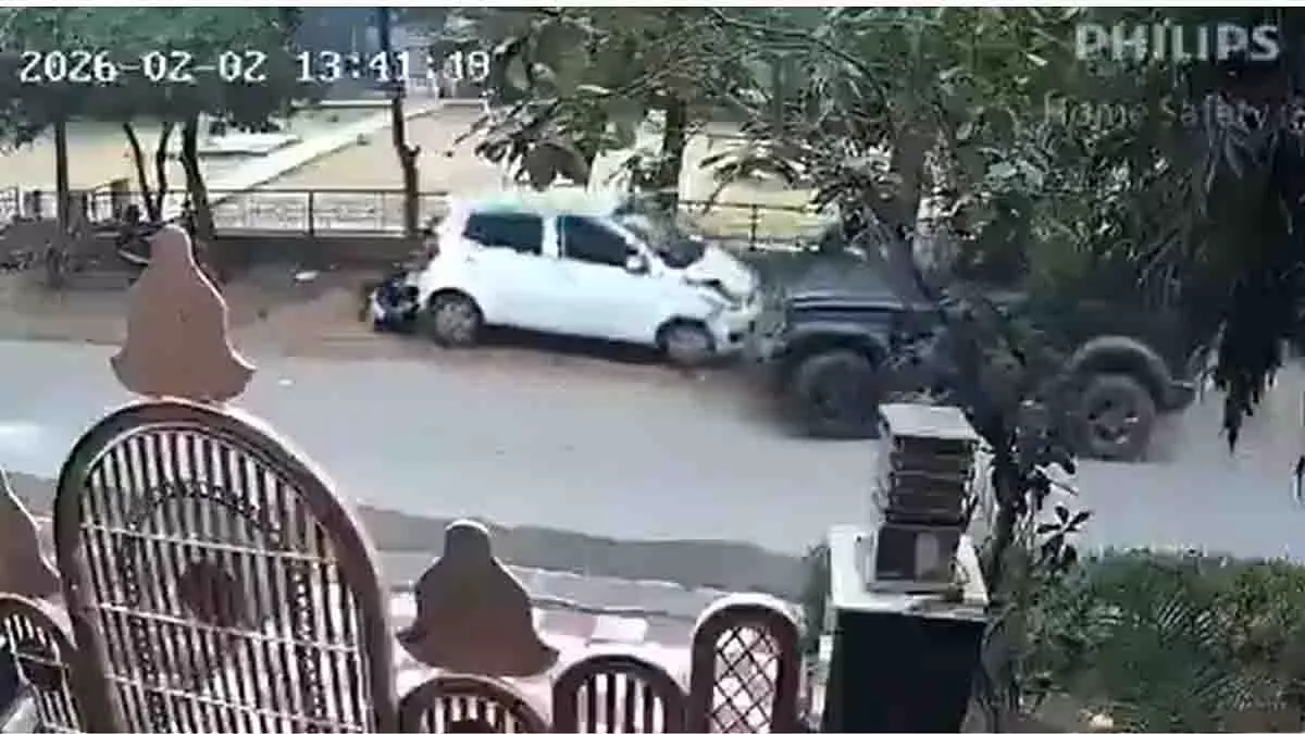 Greater Noida में सड़क पर खड़ी कार में थार ने टक्कर मारी Greater Noida में सड़क पर खड़ी कार में थार ने टक्कर मारी