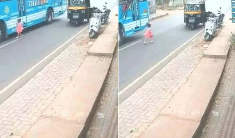 Driver ने लड़की को बस हादसे से बचाया, चौंकाने वाला वीडियो वायरल Driver ने लड़की को बस हादसे से बचाया, चौंकाने वाला वीडियो वायरल