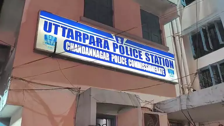 Uttarpara में दो बदमाशों ने महिला से बैग छीना, पुलिस जांच कर रही Uttarpara में दो बदमाशों ने महिला से बैग छीना, पुलिस जांच कर रही