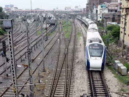 Rajkot के पास वंदे भारत ट्रेन की चपेट में आने से दो लोगों की मौत हो गई Rajkot के पास वंदे भारत ट्रेन की चपेट में आने से दो लोगों की मौत हो गई