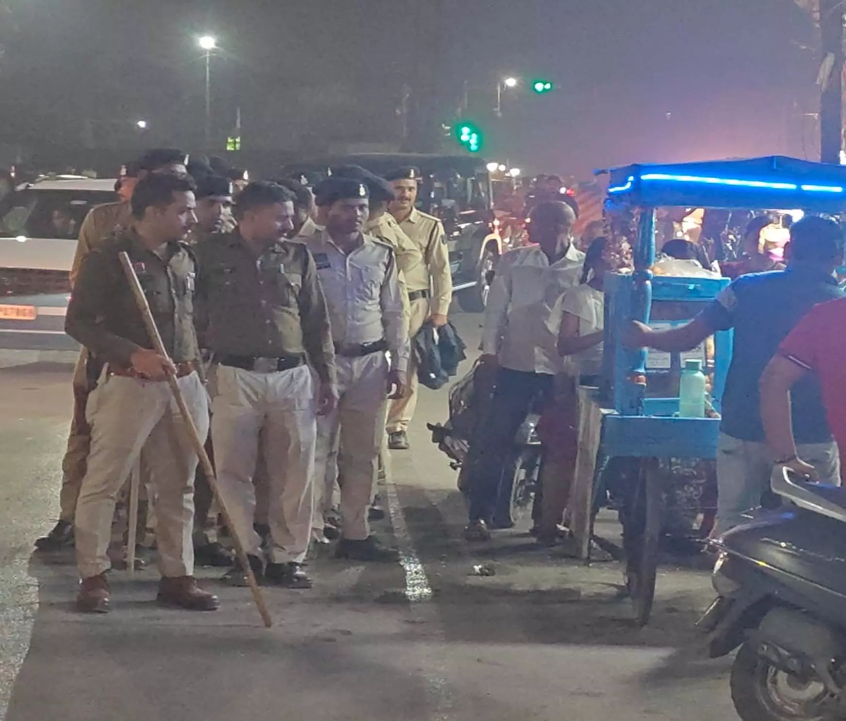 चेकिंग गश्त पर पुलिस जवानों के साथ निकले राजेंद्र नगर थाना प्रभारी नरेंद्र मिश्रा चेकिंग गश्त पर पुलिस जवानों के साथ निकले राजेंद्र नगर थाना प्रभारी नरेंद्र मिश्रा