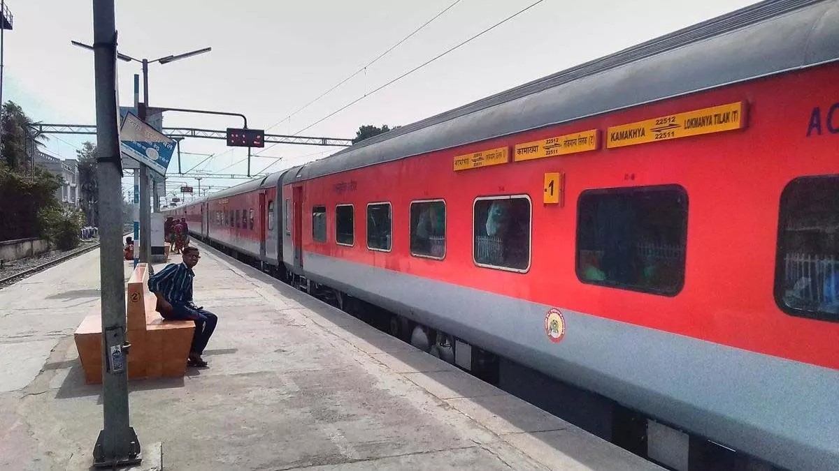 यात्रियों को बड़ी सुविधा: एलटीटी–कामाख्या कर्मभूमि एक्सप्रेस का न्यू माल स्टेशन पर प्रायोगिक ठहराव यात्रियों को बड़ी सुविधा: एलटीटी–कामाख्या कर्मभूमि एक्सप्रेस का न्यू माल स्टेशन पर प्रायोगिक ठहराव