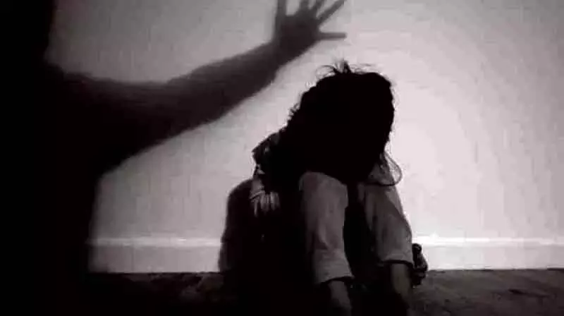 Drunk में पुलिस कांस्टेबल ने सड़क पर अंडरवियर में हंगामा, पत्नी पर हमला Drunk में पुलिस कांस्टेबल ने सड़क पर अंडरवियर में हंगामा, पत्नी पर हमला