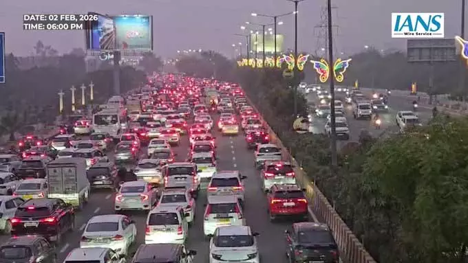 महामाया फ्लाईओवर के नीचे भारी ट्रैफिक जाम, दिल्ली एक्सप्रेसवे पर वाहन रुक-रुक कर चले महामाया फ्लाईओवर के नीचे भारी ट्रैफिक जाम, दिल्ली एक्सप्रेसवे पर वाहन रुक-रुक कर चले