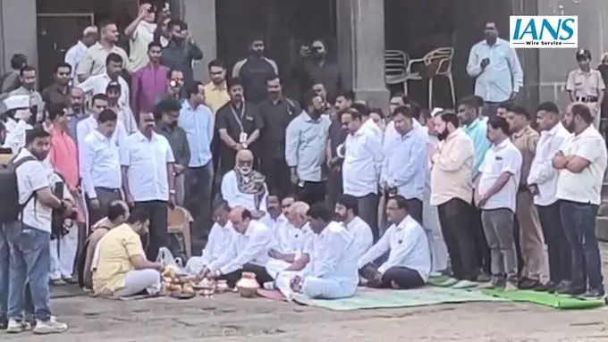 अजित पवार के चिरसंस्कार: शव की राख का किया गया रामकुंड गंगा घाट में विसर्जन अजित पवार के चिरसंस्कार: शव की राख का किया गया रामकुंड गंगा घाट में विसर्जन
