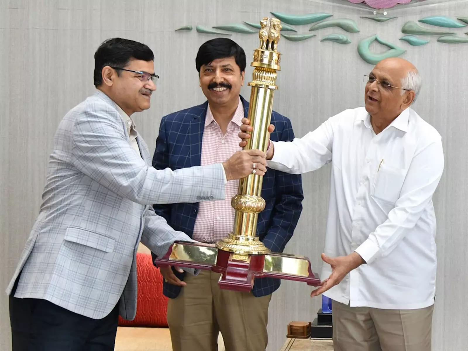 नई दिल्ली की राष्ट्रीय परेड में Gujarat की झांकी ने लोकप्रिय पसंद श्रेणी में प्रथम पुरस्कार जीता नई दिल्ली की राष्ट्रीय परेड में Gujarat की झांकी ने लोकप्रिय पसंद श्रेणी में प्रथम पुरस्कार जीता