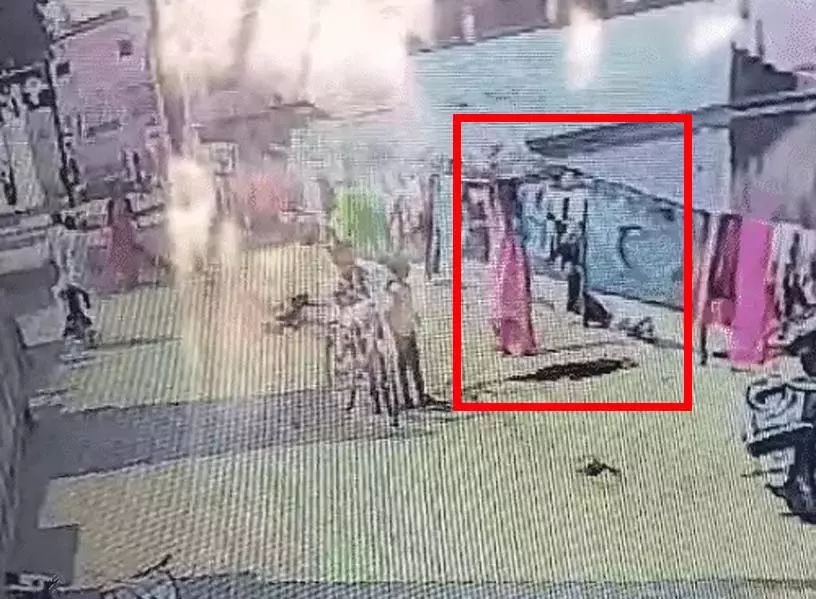 नगर पालिका की लापरवाही उजागर, महामाया तालाब किनारे गड्ढे में गिरकर महिला गंभीर घायल नगर पालिका की लापरवाही उजागर, महामाया तालाब किनारे गड्ढे में गिरकर महिला गंभीर घायल