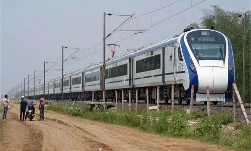 Gujarat: रेलवे ट्रैक पर सेल्फी लेते समय वंदे भारत ट्रेन की चपेट में आने से दो मजदूरों की मौत