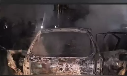 Jammu-Kashmir:दो कारों में भीषण टक्कर के बाद लगी आग, एक की मौत Jammu-Kashmir:दो कारों में भीषण टक्कर के बाद लगी आग, एक की मौत
