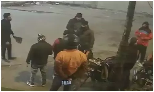 OMG! शर्मनाक हरकत कैमरे में कैद, महिला के रेस्टोरेंट के बाहर कर रहे पेशाब OMG! शर्मनाक हरकत कैमरे में कैद, महिला के रेस्टोरेंट के बाहर कर रहे पेशाब
