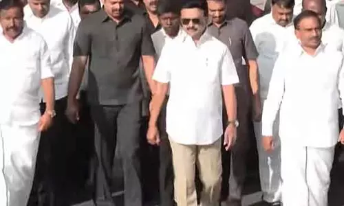 CM के नेतृत्व में अन्ना मेमोरियल की ओर शांतिपूर्ण मार्च CM के नेतृत्व में अन्ना मेमोरियल की ओर शांतिपूर्ण मार्च