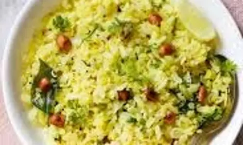 Kanda Poha Recipe: नाश्ते में बनाएं कांदा पोहा,   10 मिनट में बनने वाली रेसिपी