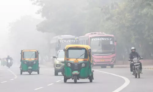 दिल्ली-एनसीआर रेड जोन में; फिर बिगड़ी हवा, कोहरे और गलन से बढ़ी परेशानी