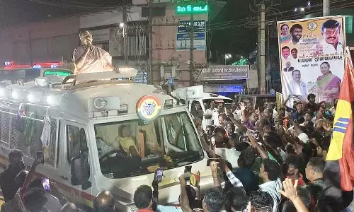 हमें केरल में खनिजों के ट्रांसपोर्टेशन को रोकना चाहिए: Premalatha Vijayakanth हमें केरल में खनिजों के ट्रांसपोर्टेशन को रोकना चाहिए: Premalatha Vijayakanth