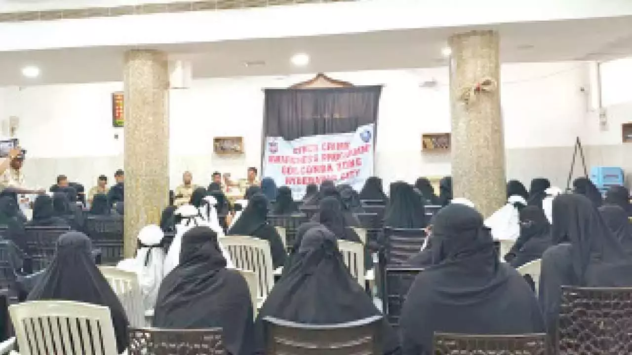 Telangana: नागरिकों को डिजिटल धोखाधड़ी से बचाने के लिए साइबर अपराध जागरूकता अभियान Telangana: नागरिकों को डिजिटल धोखाधड़ी से बचाने के लिए साइबर अपराध जागरूकता अभियान