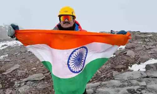 Indore : रीजनल ट्रांसपोर्ट ऑफिसर शर्मा ने माउंट एकॉनकागुआ पर तिरंगा फहराया Indore : रीजनल ट्रांसपोर्ट ऑफिसर शर्मा ने माउंट एकॉनकागुआ पर तिरंगा फहराया