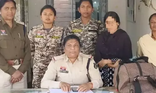 महिला के घर संदिग्ध गतिविधि की सूचना, छापेमारी से गांजा बरामद महिला के घर संदिग्ध गतिविधि की सूचना, छापेमारी से गांजा बरामद