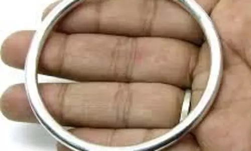 Silver Bracelet: किन राशि वालों को पहनना चाहिए चांदी का कड़ा और किन्हें नहीं ,जानें इससे जुड़े नियम Silver Bracelet: किन राशि वालों को पहनना चाहिए चांदी का कड़ा और किन्हें नहीं ,जानें इससे जुड़े नियम