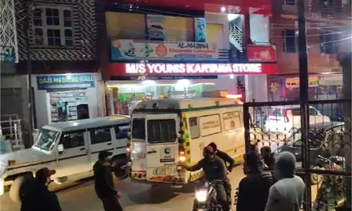 Jammu Kashmir: मोटरसाइकिल और ऑल्टो कार की जोरदार टक्कर,4 लोग घायल Jammu Kashmir: मोटरसाइकिल और ऑल्टो कार की जोरदार टक्कर,4 लोग घायल