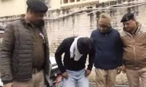 Haryana :पुलिसकर्मी को कार से कुचलने की कोशिश Haryana :पुलिसकर्मी को कार से कुचलने की कोशिश