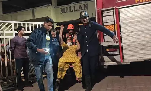 Thane : मिलन हिल बिल्डिंग में आग लगने से 2 घायल, Thane : मिलन हिल बिल्डिंग में आग लगने से 2 घायल,