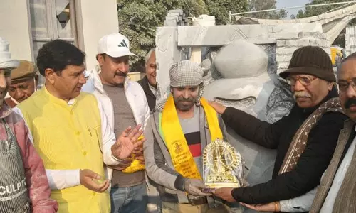 Haryana : कलाकारों ने पेहोवा में 16 विशाल मूर्तियां बनाईं Haryana : कलाकारों ने पेहोवा में 16 विशाल मूर्तियां बनाईं