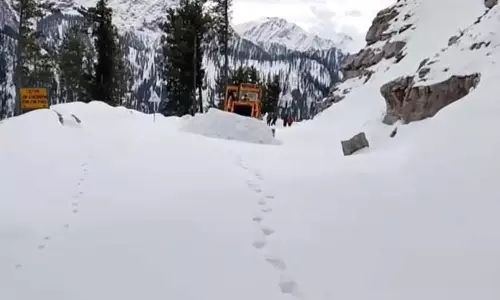 Jammu kashmir: 10–12 फुट बर्फ की चादर में ढका मुगल रोड