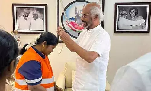 Rajinikanth ने उस सफाई कर्मचारी को सोने की चेन गिफ्ट की, जिसने 45 पाउंड के गहने लौटाए थे