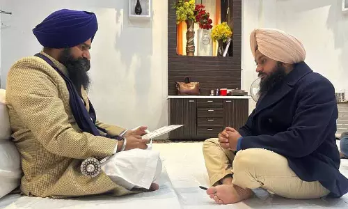 Simranjit Singh Mann के पोते ने अकाल तख्त से माफी मांगी Simranjit Singh Mann के पोते ने अकाल तख्त से माफी मांगी