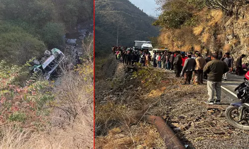 बस खाई में गिरी, तीन लोगों की मौत, 30 से ज्यादा यात्री थे बस खाई में गिरी, तीन लोगों की मौत, 30 से ज्यादा यात्री थे