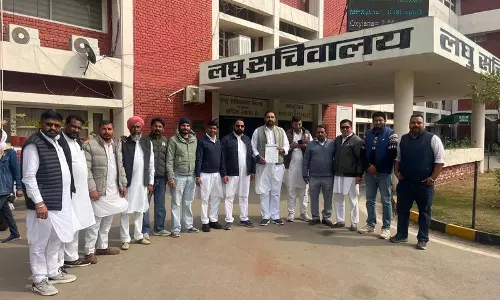 सिरसा के सरपंचों ने MGNREGA में बदलावों का विरोध किया, ज्ञापन सौंपा सिरसा के सरपंचों ने MGNREGA में बदलावों का विरोध किया, ज्ञापन सौंपा