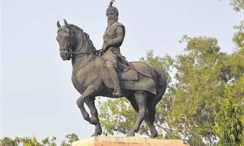 पाकिस्तान ने करतारपुर कॉरिडोर में Hari Singh Nalwa की प्रतिमा लगाई पाकिस्तान ने करतारपुर कॉरिडोर में Hari Singh Nalwa की प्रतिमा लगाई
