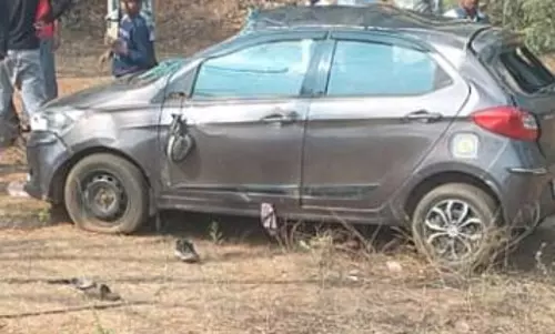 कार पलटने से व्यापारी की मौत, टीचर पत्नी समेत 3 घायल