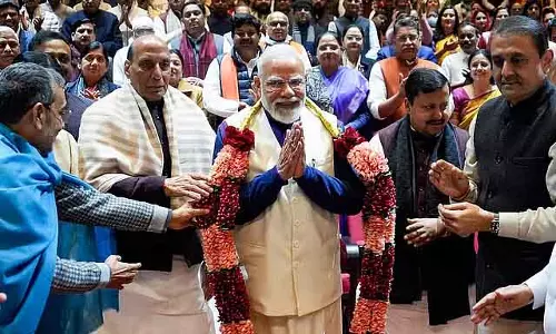 Delhi : मीटिंग में पहुंचने पर प्रधानमंत्री मोदी का ज़ोरदार स्वागत हुआ