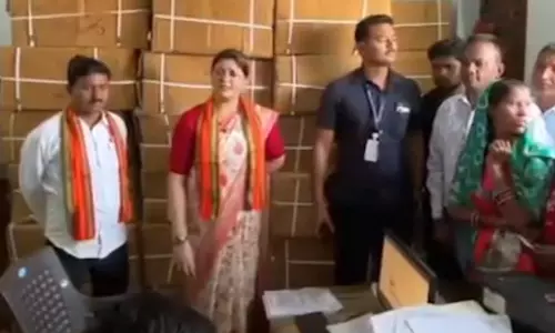 विधायक भावना बोहरा ने गैस एजेंसी के अधिकारी को लगाई फटकार, फ्री गैस सिलेंडर के लिए भटक रहे हितग्राही विधायक भावना बोहरा ने गैस एजेंसी के अधिकारी को लगाई फटकार, फ्री गैस सिलेंडर के लिए भटक रहे हितग्राही