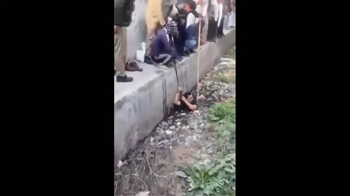 UP की महिला ने ‘लापता’ बच्चे को ढूंढने के लिए पुलिस को बुलाया, नाली साफ करवाई UP की महिला ने ‘लापता’ बच्चे को ढूंढने के लिए पुलिस को बुलाया, नाली साफ करवाई