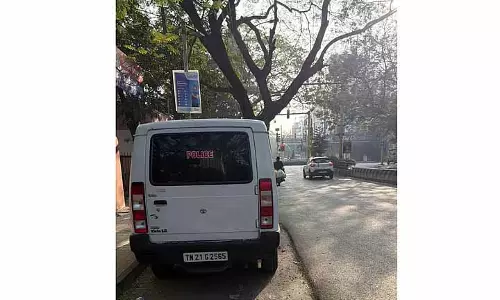 लापरवाही की हद, Anna Nagar की 6th एवेन्यू सड़क खड़ी गाड़ियों के आसपास ही दोबारा बना दी गई
