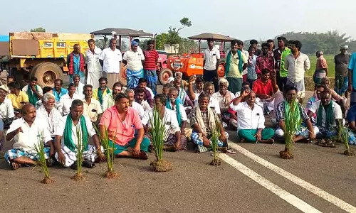 Thanjavur के किसान सांबा फसलों को बचाने के लिए पानी की मांग को लेकर विरोध प्रदर्शन कर रहे Thanjavur के किसान सांबा फसलों को बचाने के लिए पानी की मांग को लेकर विरोध प्रदर्शन कर रहे