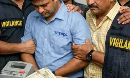 Odisha : 20,000 रुपये की रिश्वत लेते हुए TPSODL के जूनियर इंजीनियर गिरफ्तार किया Odisha : 20,000 रुपये की रिश्वत लेते हुए TPSODL के जूनियर इंजीनियर गिरफ्तार किया