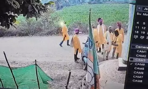 पैक बनाते अटल स्मृति में शराबियों का वीडियो वायरल, FIR दर्ज