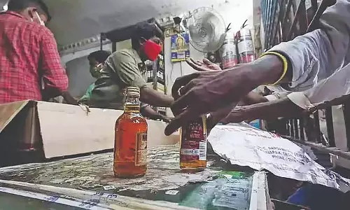 Tamil Nadu: शराब पीने वाले बोतल बायबैक स्कीम के फैन नहीं हैं Tamil Nadu: शराब पीने वाले बोतल बायबैक स्कीम के फैन नहीं हैं